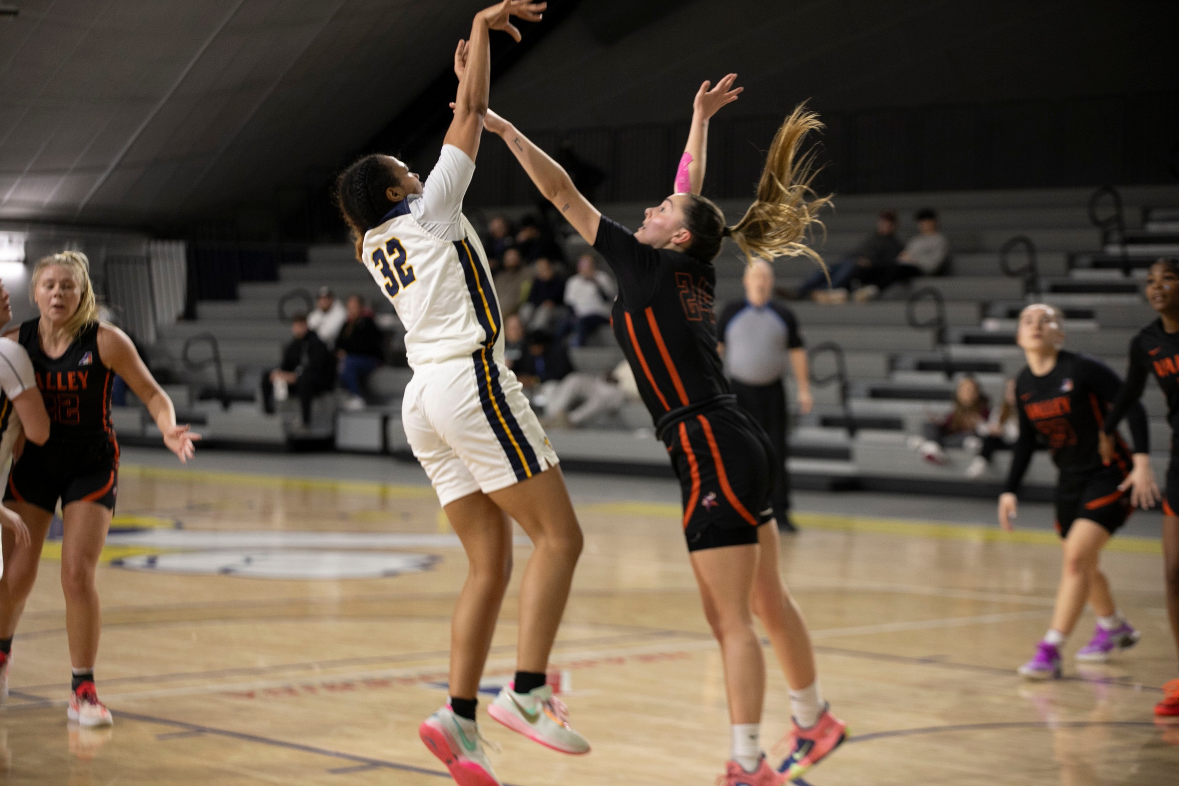 Women’s Basketball Overcame Baker in the Fourth Quarter